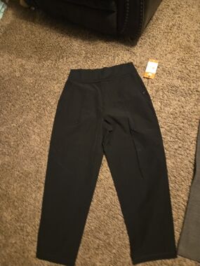 Cabi womens size medium chilling pant NWT black capris